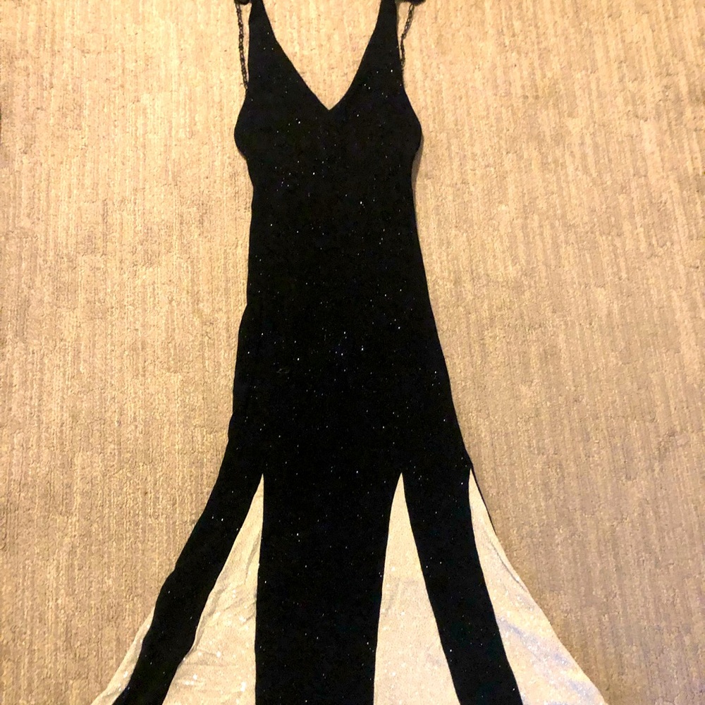 Absolutely amazing dress the pics don’t do this dress what it deserves